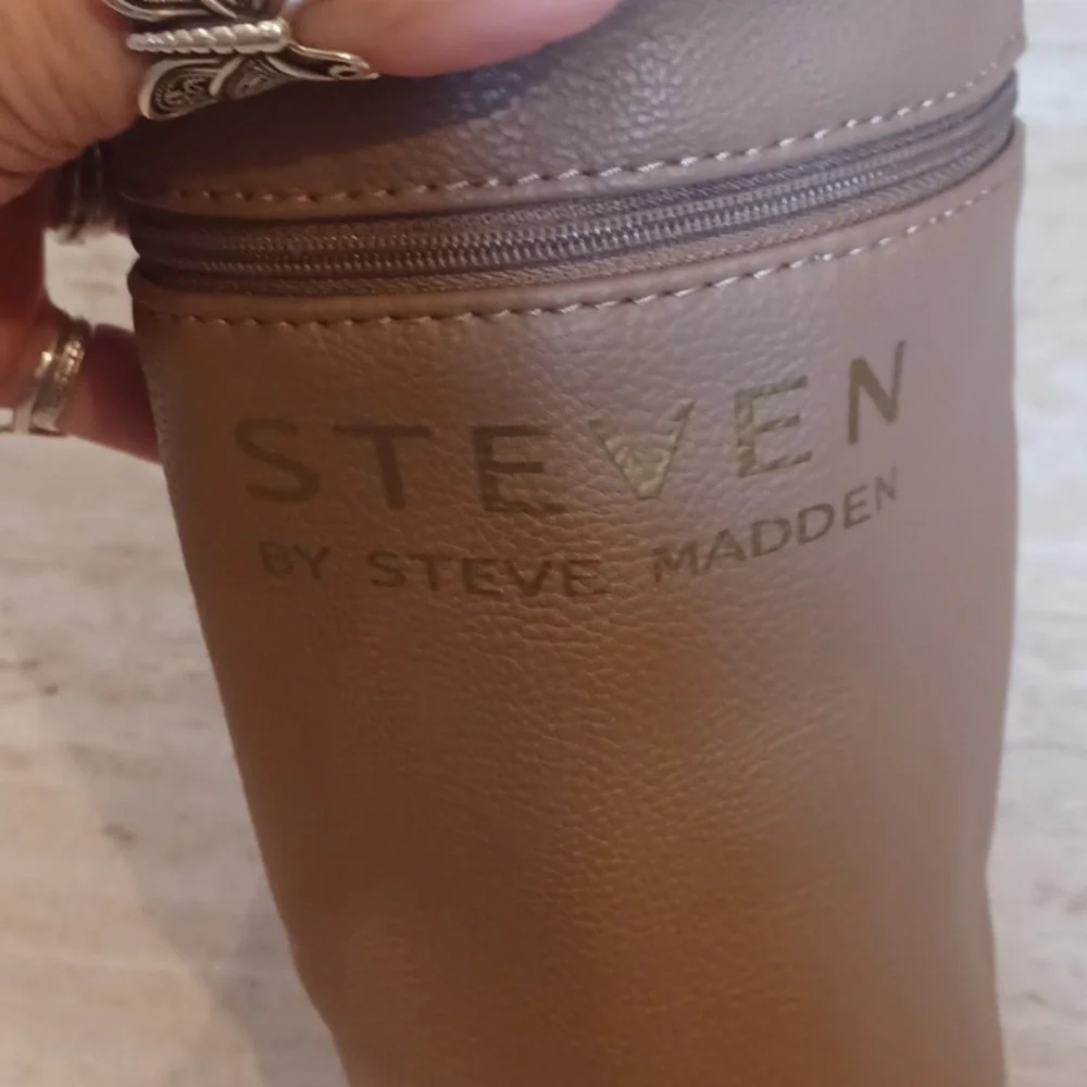 Steven by Steve Madden Zip Around Water Bottle Holder - Picture 3 of 6